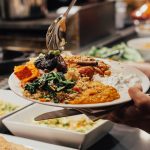 Students fill their plates.