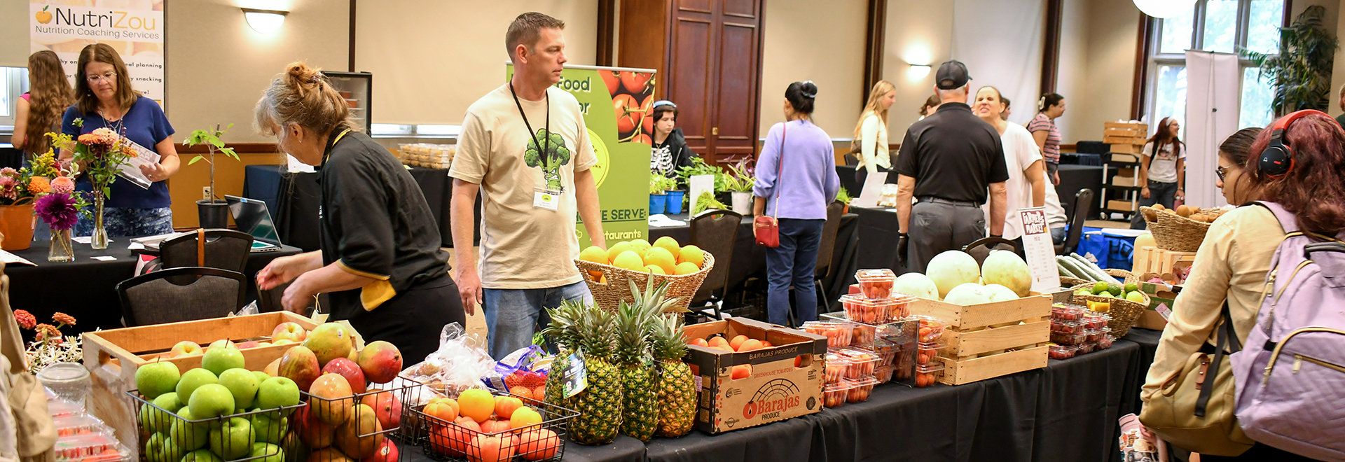 People browsing at the Campus Dining Services farmers market