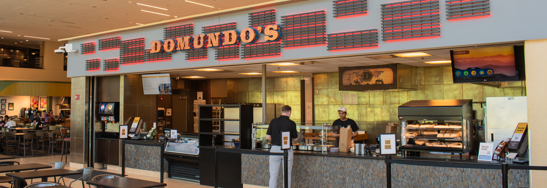 Students eating at Do Mundo's